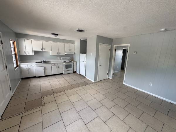 ONLY FIRST & SECURITY! HUGE Lakeland 2BR Near SEU! 1