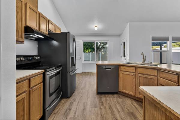 $560,000 / 3br - 2033ft2 - Nampa Over 3/4 acre Lot, 2,033sqft House, Shop, No HOA! (Nampa)64003314025857124