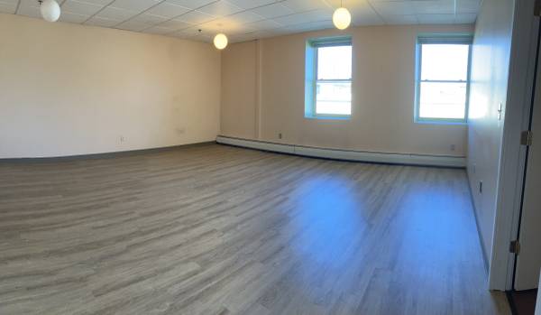 $850 / 1000 pies² - Suite con una amplia sala abierta, 2 oficinas privadas y una sala administrativa (Brattleboro)633133791747851216