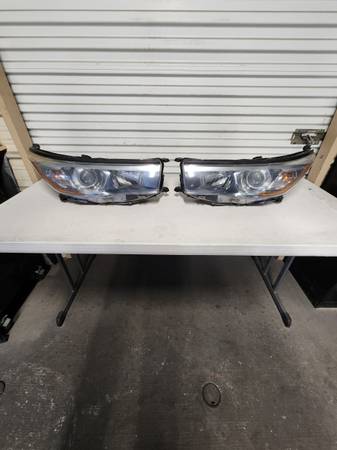 2015 , 2016 , 2017 Toyota Highlander Headlights 1