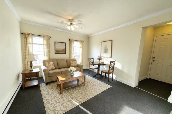 $2,300 / 1br - EVERETT SUNNY 1 BEDROOM. CLOSE TO BUS, T, & BOSTON! NO FEE! (EVERETT)63655319411841123