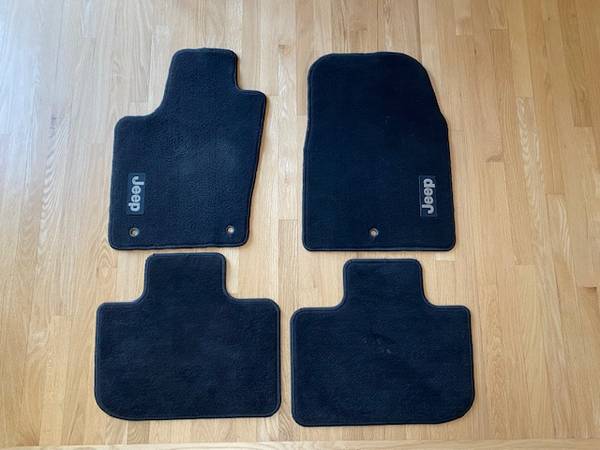Jeep Grand Cherokee Carpet Floor Mats w/Logo - Black 1