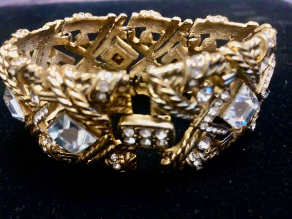 Pulsera gruesa de estilo vintage con diamantes de imitación y tono dorado - $52 (Upper East Side)63471259813633120