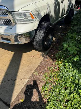 2018 Dodge Ram Laramie 1500 - $18,500 (condado de Wayne)63470238906371122
