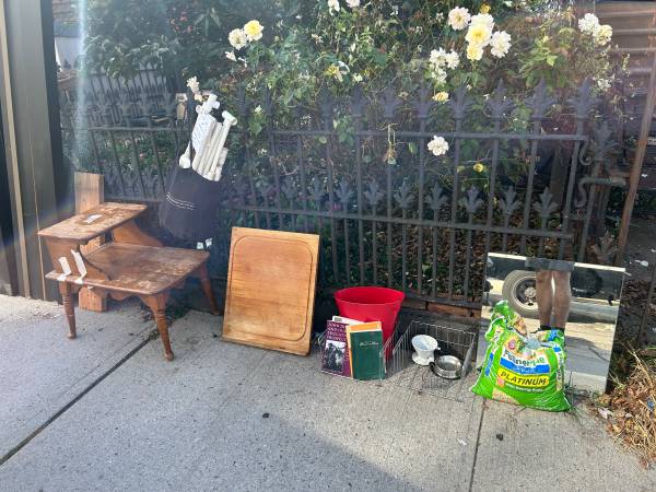 Curb alert free stuff bed frame end table odds and ends 1
