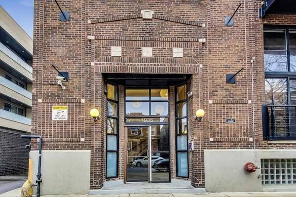$1,300 / 1br - 808ft2 - Spacious 1-bedroom, 1-bath condo (Chicago)63781420050947121