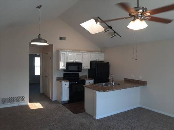 Convenient 2 BR with Free Garage & W/D-Near Downtown KC! 1