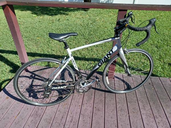 2015 Giant Defy 3 Road Bike, 21" Aluminum Frame, 700c Wheels 1