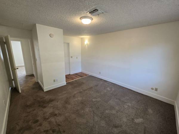 $1,017 / 2br - 2br - 1645 Pine Street Unit # (Paso Robles,)63890317155587121