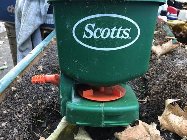 Scotts hand held seed spreader 1