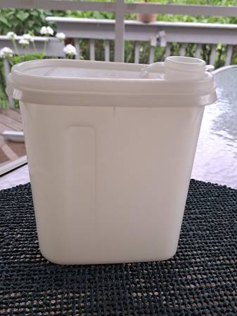 Vintage Tupperware 792-2 1-qt sheer white Beverage Buddy w/lid 1