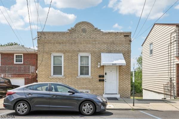 A home with Character -  Multi-Family Home in Garfield City. 7 Beds, 3 Baths 1