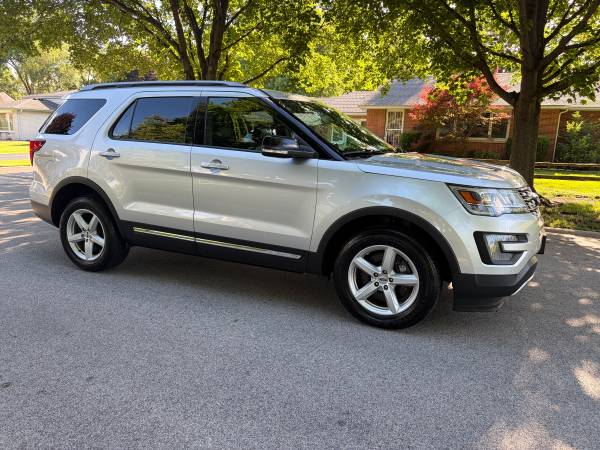 2017 Ford Explorer XLT (Runs Well/Excellent Condition/3rd Row Seat) 1