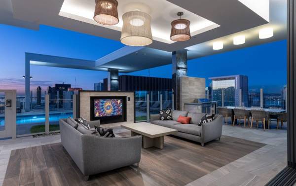 $4,412 / 2br - 1091ft2 - Spacious bedrooms that accommodate king-sized beds (Downtown San Diego)63865483084161124