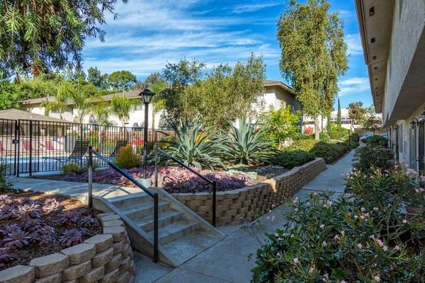 $2,650 / 2 habitaciones - 954 pies² - Sin depósito por mascotas, comunidad cerrada con acceso controlado, 2 piscinas (10108 Calle Marinero, Spring Valley, CA)63657310012675121