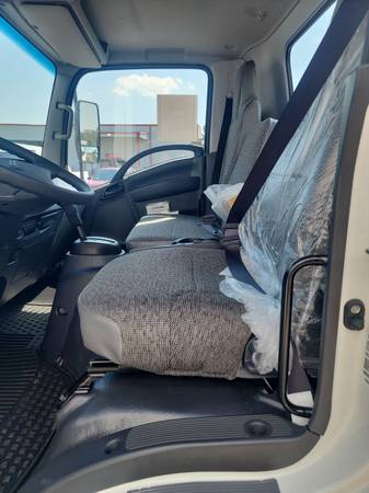 2025 Isuzu NPR V8 - Photo 2