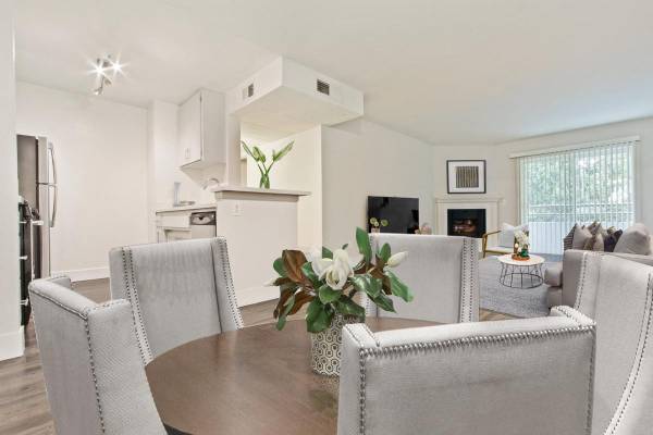 $2,383 / 1br - 710ft2 - Views, Lofts, Fireplace, Tour Today (Toluca Lake)63774460664451122