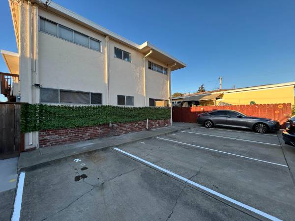 $2,350 / 2br - 690ft2 - 2 Bedrooms / 1 Bath  Convenient and Safe Neighborhood in West Berkeley (berkeley)63851969169027121