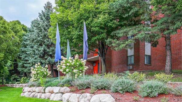 $1,550 / 2br - 1047ft2 - Internet Access: Dial-Up, Window Coverings, Ceiling Fan (12501 Portland Ave, Burnsville, MN)64003960488707124