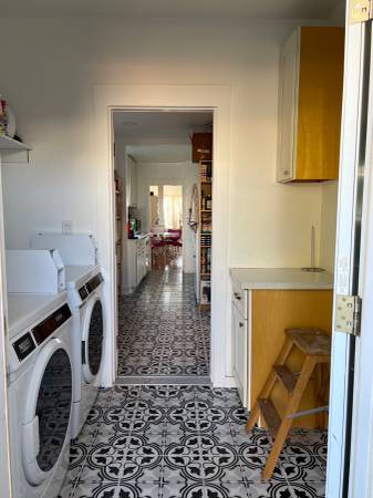 $1,200 / 4br - 2 rooms available in sunny East Oakland home (oakland east)63880016526081124