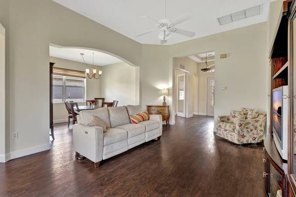 $332,400 / 3br - 2192ft2 - Live Where You Love!! Yr Built: 2002      3/2/2 With HOA $258 and Pool (Port Saint Lucie)63799881594497122
