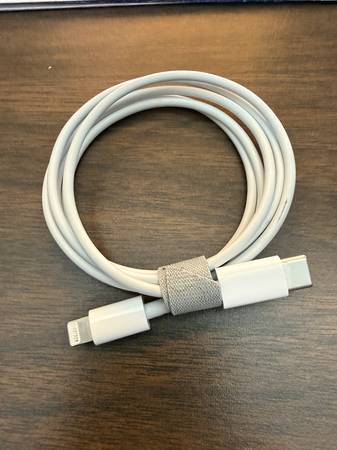 Apple USB-C to Lightning Cable (1 m) 1