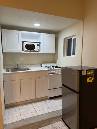 Large Studio Apartment Recently Renovated Close to Downtown 1