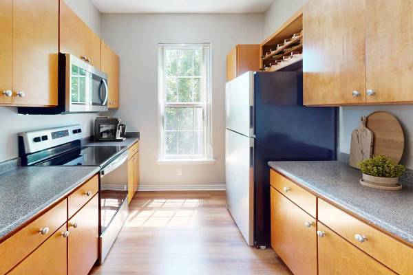 $2,708 / 1br - 1023ft2 - Wag! Preferred Partner, Ceiling fan, Walk-in closets (Braintree)63824666492417120
