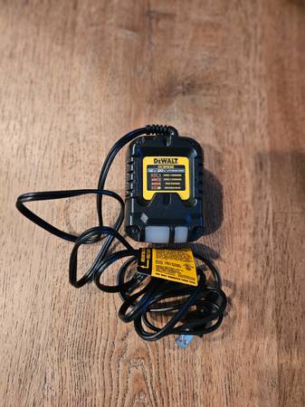 New Dewalt 12-Volt/20-Volt MAX Lithium-Ion Battery Charger 1