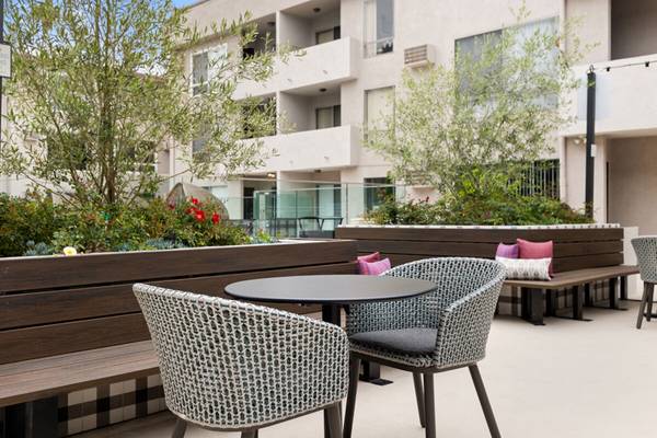 $1,900 / 450ft2 - Custom Cabinets with Soft Close Features, Yoga Room, Tandem Parking (Hollywood)63912984259459123