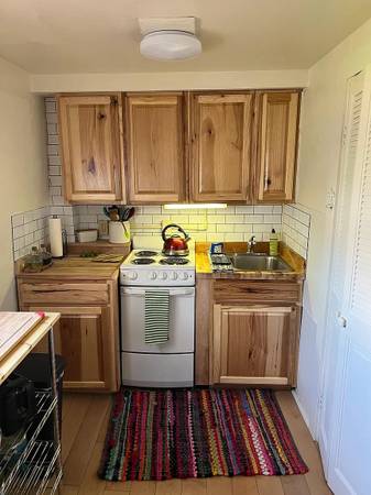 $1,225 / 1br - 700ft2 - Charming Furnished First Floor One Bedroom Apartment Available (Burlington)64179950478722122