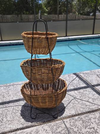 HUBERT Merchandising Stand with Rattan Baskets 3 Tier Oval 1
