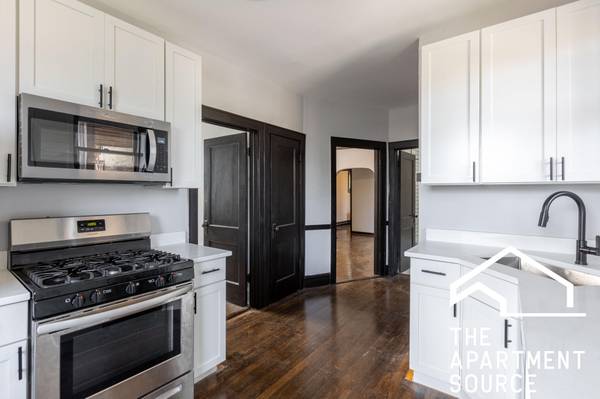 $2,200 / 2br - 1200ft2 - WOW. Cocina reformada-solar-vintage+más moderno-electrodomésticos de acero inoxidable-mascotas permitidas (Chicago)63781655244675123