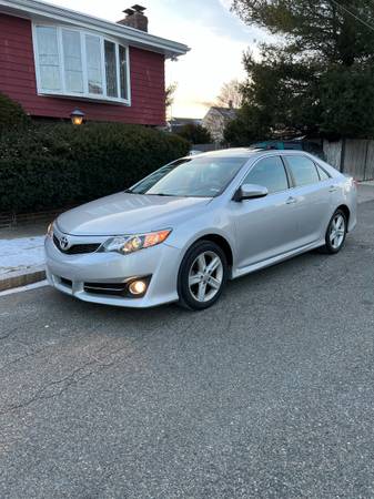 2012 Toyota Camry SE sedan 1
