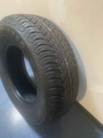 Un neumático - $75 (Lowell)63471242009731120