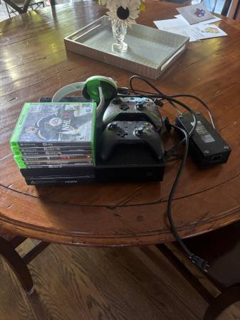 Original Microsoft Xbox One 2013 500GB Console 1540 w/ 2 Controllers 1
