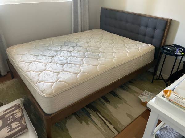 Cama moderna de mediados de siglo - Como nueva - $200 (Shoreline)63471461661571121