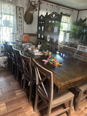 9 1/2 foot table and chairs (Sioux City iowa)63886911132673121