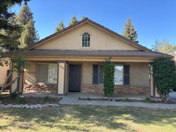 $2,000 / 3br - 1200ft2 - Available Now ! Upgraded Nice 3 bedroom  2 bath (Visalia)63809887388547120