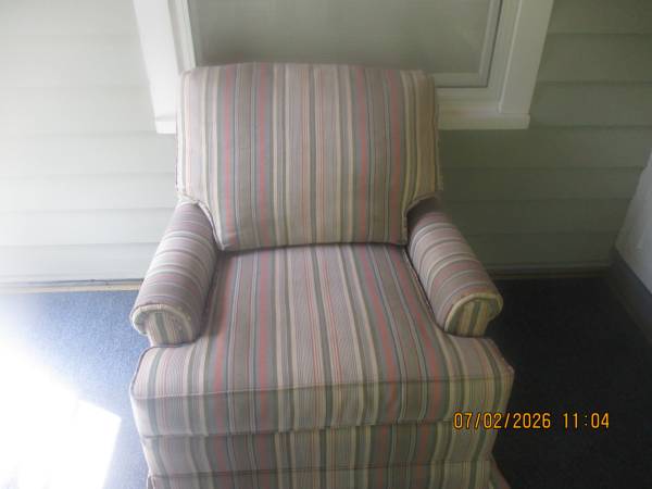 Beautiful, comfortable, cushioned chair 1