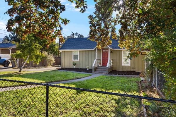 $305,000 / 2br - 1076ft2 - Turn-key, 2/1 home in Grants Pass (Grants Pass)64192592020994122