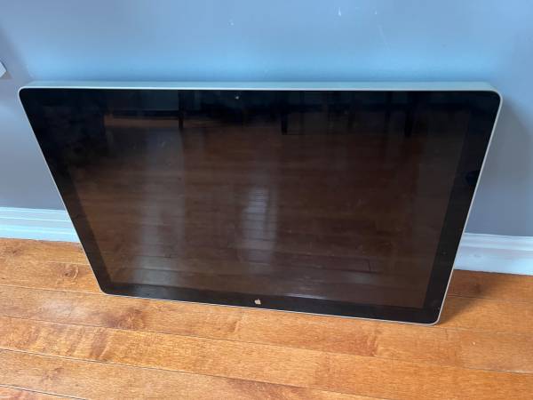 Apple 24” LED Cinema Display 1