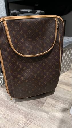 Louis Vuitton carryon 1