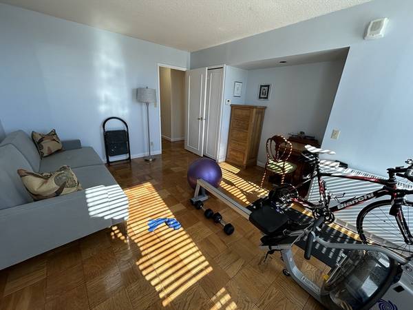 $4,800 / 2br - 1570ft2 - Village - Spacious 2BA w/ Pool, Tennis & Parking - Dec 1 (Brookline)64167984286977122