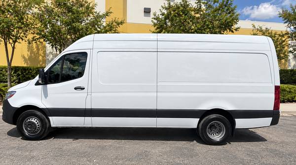 2023 Mercedes Benz Sprinter 4500 - Photo 2