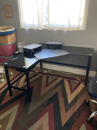Corner desk 1