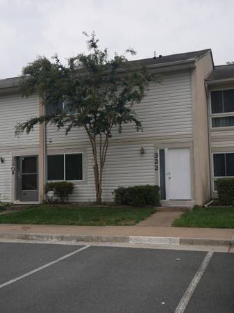 $2,950 / 3br - 1672ft2 - 3 bd/2.5 bath.  Newly renovated townhome (Herndon)63843415972227120