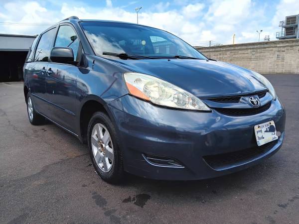 Toyota Sienna 2008 - $5,500 (Brooklyn)63654712464641123