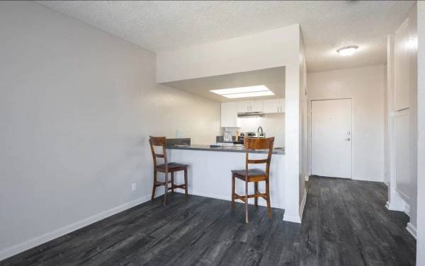 $1,825 Elevator, Carport, Laundry Facilities (Santa Ana)63857623634433121