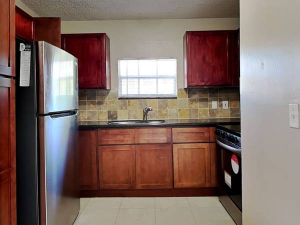 $1,200 / 3br - 1117ft2 - Classy Home (Hollywood)64001846417154122